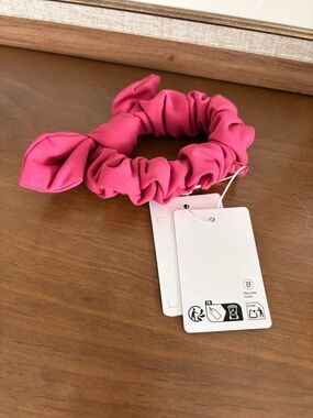 Lululemon Uplifting Scrunchie with Bow - new with tags